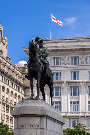 LIVERPOOL, UK - JULY 14 : Statue of Edward VII outside the Royal Liver building in Liverpool, England on July 14, 2021.のeditorial素材