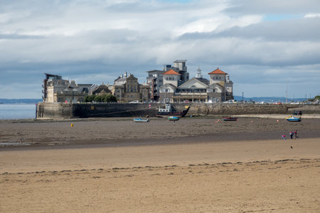 WESTON SUPERMARE, DEVON, UK - AUGUST 18 : View of the seafront in Weston Supermare, Devon on August 18, 2021. Unidentified peopleのeditorial素材