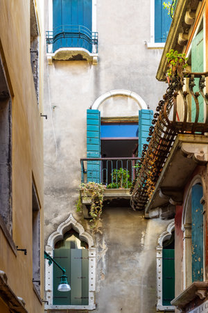 VENICE, ITALY - OCTOBER 12 : Ornate windows in Calle de la Mandola, Venice on October 12, 2014の写真素材