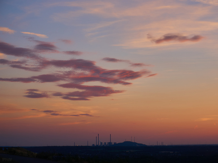 hdr picture of a sunset on a mountainの写真素材
