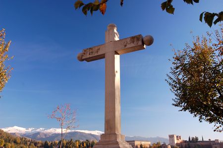 cross with snowy mountains in the backgroundの写真素材