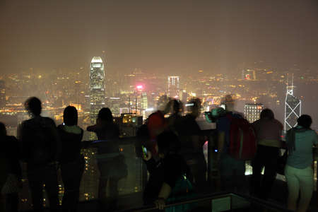 People enjoying the view over Hong Kong from Victoria Peak. Photo taken at 26th of November 2010のeditorial素材