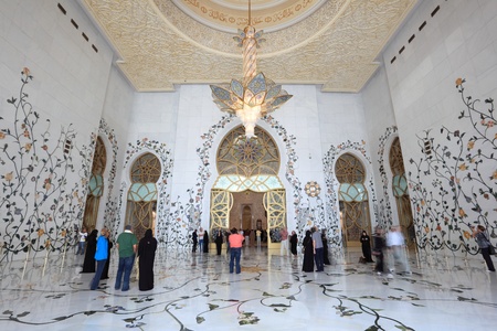 Visitors in the Sheikh Zayed Mosque,  Abu Dhabi, United Arab Emirates. Photo taken at 14th of January 2012のeditorial素材