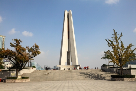 Monument to the Peoples Heroes at the Bund, Shagnhai Chinaのeditorial素材