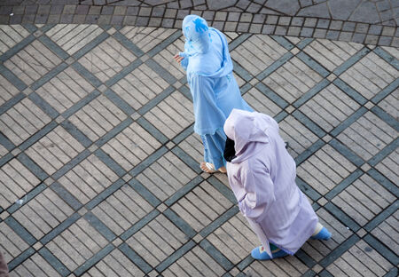MARRAKESH, MOROCCO - NOV 20: Berber women wearing traditional islamic clothes . November 20, 2008 in Marrakesh, Moroccoのeditorial素材