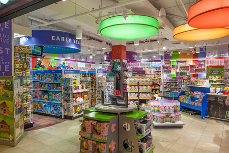 KUWAIT - DEC 7: Toy shop in the Souq Sharq shopping mall in Kuwait. December 7, 2014 in Kuwait City, Middle Eastのeditorial素材