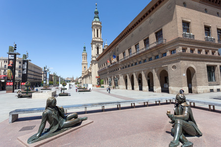 ZARAGOZA, SPAIN - MAY 26: Statue of the famous spanish painter Francisco de Goya in the Pilar Square in Zaragoza. May 26, 2015 in Zaragoza, Spainのeditorial素材