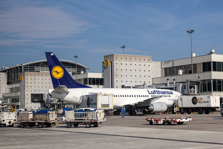 FRANKFURT, GERMANY - OCT 3: Lufthansa Being 737-300 at the Gate of the Frankfurt Airport. October 3, 2015 in Frankfurt Main, Germanyのeditorial素材
