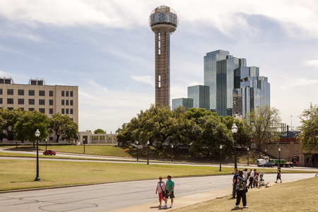 DALLAS, TX, USA - APR 7, 2016: Tourists at the spot where President John F. Kennedy was assassinated in Dallas, Texas, United Statesのeditorial素材