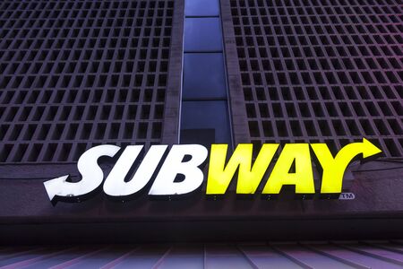 DALLAS, USA - APR 9: Subway fast food restaurant logo illuminated at night. April 9, 2016 in Dallas, Texas, United Statesのeditorial素材