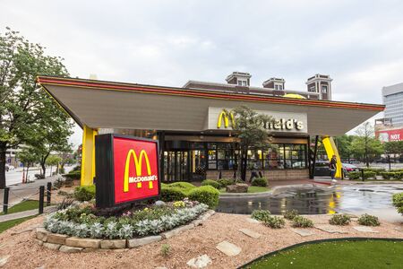 DALLAS, USA - APR 9: McDonalds fast food restaurant in Dallas downtown district. April 9, 2016 in Dallas, Texas, United Statesのeditorial素材