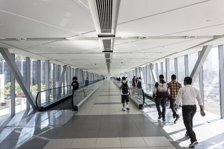 DUBAI, UAE - DEC 5, 2016: Metro Link overpass gangway to the Dubai Mall. Dubai, United Arab Emirates, Middle Eastのeditorial素材