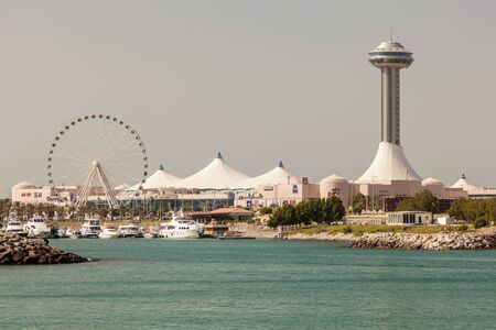 ABU DHABI, UAE - NOV 26, 2016: Marina Mall and Marina Eye ferris wheel in the city of Abu Dhabi, United Arab Emiratesのeditorial素材