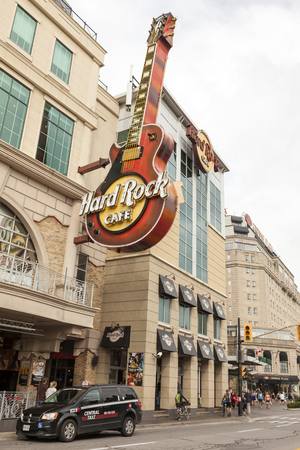 Niagara Falls, Ontario - Oct 15, 2017: Exterior view of the Niagara Falls Hard Rock Cafe with a giant Gibson guitar on the facade.のeditorial素材