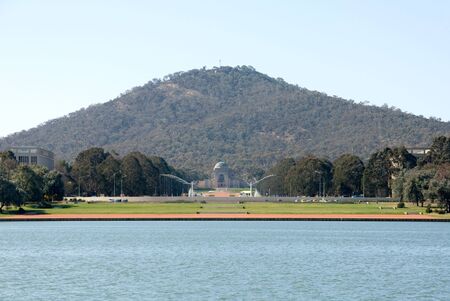A view of Anzac Avenue, the National War Memorial, and Mt Ainslie, captured from the shore of Lake Burley Griffin, Canberra, Australiaのeditorial素材