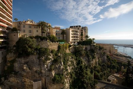 Apartment buildings, built on top of a steep cliff, in Monte Carlo, Monacoの写真素材
