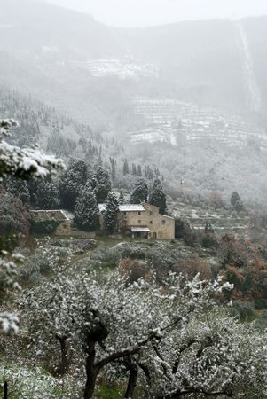 A solitary stone farmhouse in the Tuscan countryside, on a cold, snowy, Winter's day.の写真素材