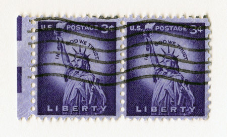 Leeds, England: A pair of old purple vintage american postage stamp with the statue of liberty in Manhattanの写真素材