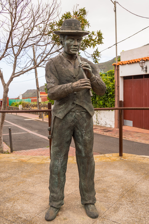 Bronze statue of a flute player in traditional Canarian clothes in northwestern Tenerifeのeditorial素材