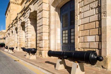 Old cannons lined up in front of the facade of the marine museum in Maltaのeditorial素材