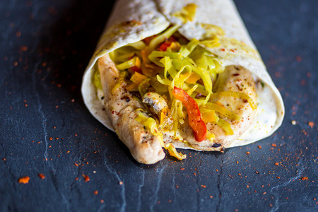 Mit GemÃ¼se und HÃ¤hnchenbrust gefÃ¼llter Fajitaの写真素材