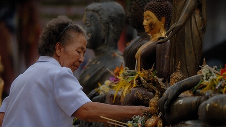 Chiangmai , THAILAND - MARCH 18  People Gives food offerings to a Buddhist on March 18, 2012 in Chiangmai, Thailand  Thai traditional, people will make merit making by give flower to buddhaのeditorial素材