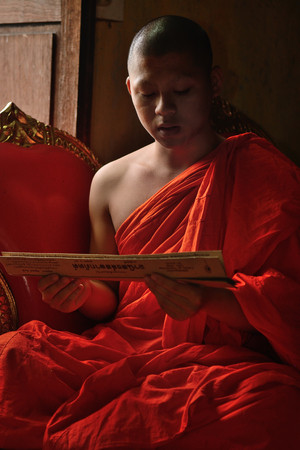 CHIANGMAI, THAILAND - OCT 1 2015 : Everyday very early in the morning, Monk chant mantra in front of buddha in Chiangmai, Thailandのeditorial素材