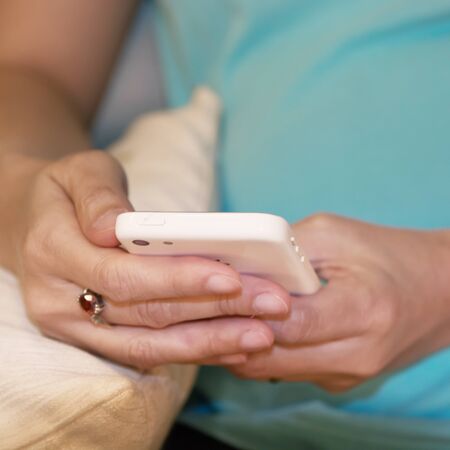 Hand's woman when chat on cellphone