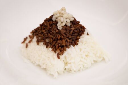 Brown rice and topping over Thai jasmine rice decorate over plateの写真素材