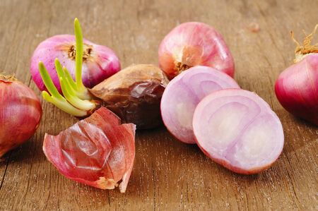 Small red Onions on woodの写真素材