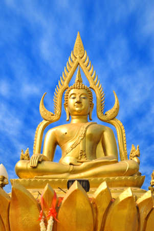 The gold buddha statue is on the sky backgroundの写真素材