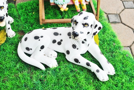 The dog statue is in the gardenの写真素材