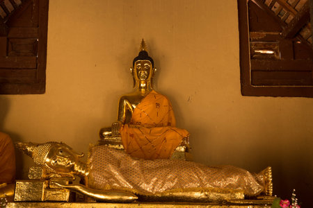 Golden Buddha sit and layのeditorial素材