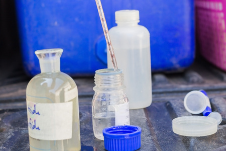 Check the pH of a private swimming poolの写真素材