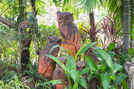 Hood bird statue in gardenの写真素材