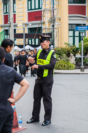 THAILAND,BANGKOK  - OCTOBER 4: Tlocal authorities Give information to people during the time to Prostrate royal remains on October 4,2017 in Bangkok,THAILAND.のeditorial素材