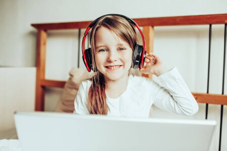 Online kid remote learning. Child studying from home. Homeschooling during quarantine and coronavirus outbreak.の写真素材