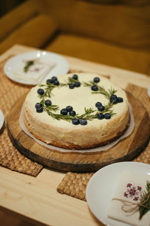 Cheesecake with blueberry and a layer of biscuit