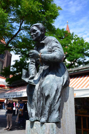 Sculpture of a man in the city.の写真素材