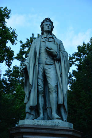 Statue of a historical figure in an outdoor settingの写真素材