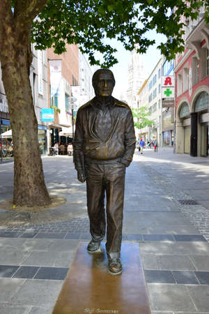 Bronze statue of a man in the streets.の写真素材