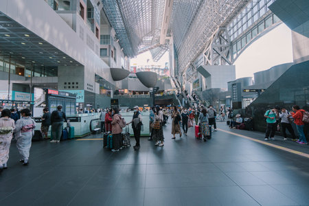 KYOTO, JAPAN - APRIL 3, 2023 : Crowd under the Bamboo Groove at Arashiyama, Kyoto, Japanのeditorial素材