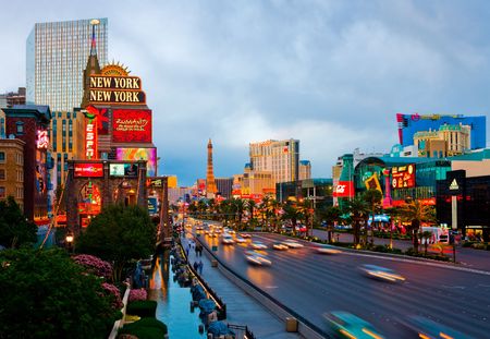 Las Vegas, USA - April 15, 2009 -  traffic travels along the Las Vegas stripのeditorial素材