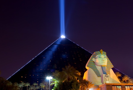 Pyramid and sphinx at night in Las Vegas のeditorial素材