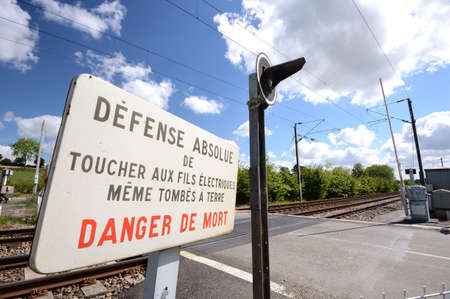 Mayenne, France, mai 2015.
Automatic railroad grade crossing on a small country road.
Red light flashing signa and warning sign.のeditorial素材