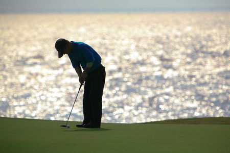 golfer strikes17