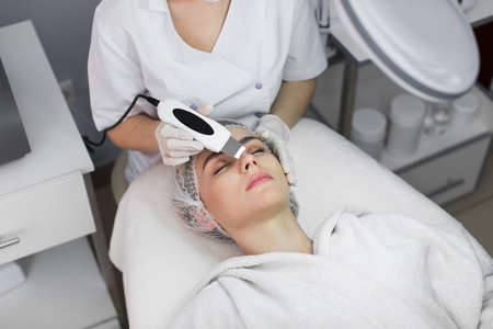 Skin Care. Close-up Of Beautiful Woman Receiving Ultrasound Cavitation Facial Peeling. Ultrasonic Skin Cleansing Procedure. Beauty Treatment. Cosmetology. Beauty Spa Salonの写真素材