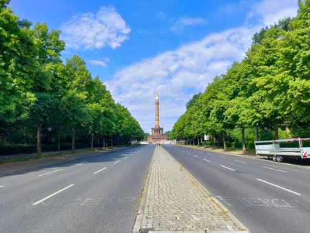 Road to the Berlin's Victory column located in Tiergarten park. The road is straight with trees on both sides.のeditorial素材