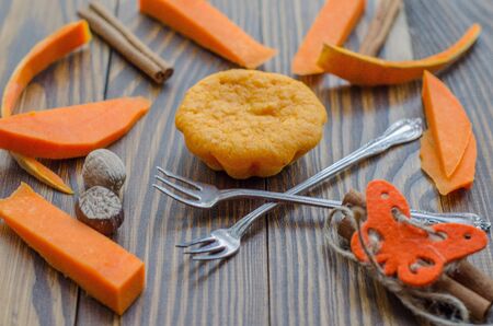 Spicy homemade muffins with flavour of cinnamon, nutmeg, and gingerの写真素材