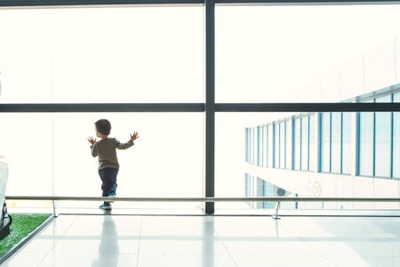 Hanoi. Vietnam. January 3, 2017. A child by the window examines the horizon. Airport Hanoi.のeditorial素材